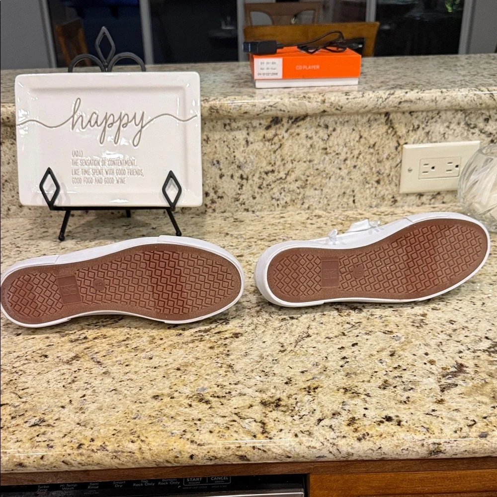 NWOT No Boundaries Classic White Sneakers. Run Large 9 1/2 to 10 - Picture 4 of 4